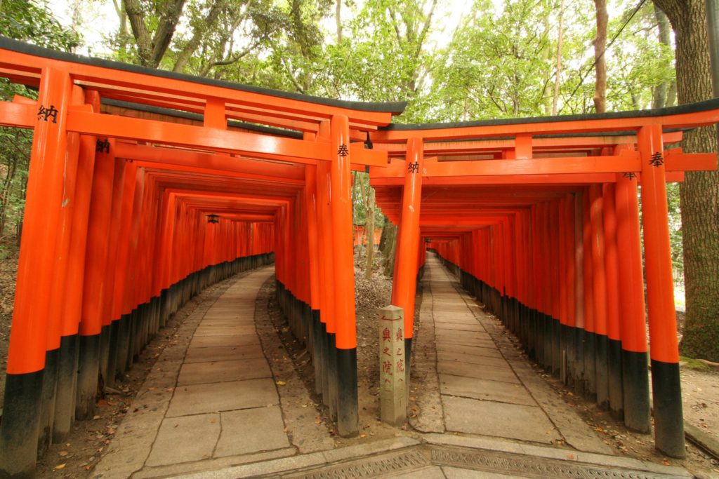 京都・伏見稲荷大社の千本鳥居の由来や意味は？本数は本当に千本？
