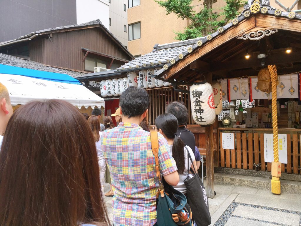 御金神社　並ぶ