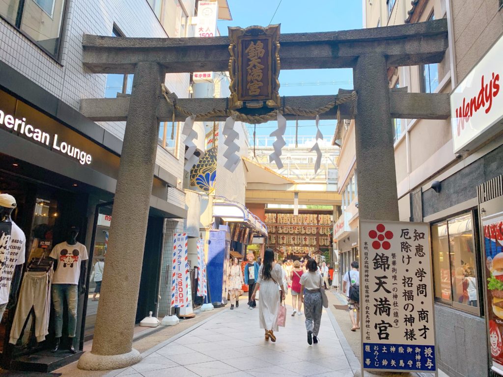 京都の錦天満宮の鳥居はビルに突き刺さっている！？歴史や場所を紹介