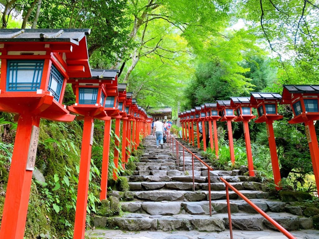 貴船神社　石段　参道　春日燈籠