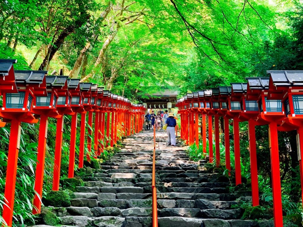 貴船神社　石段　燈籠